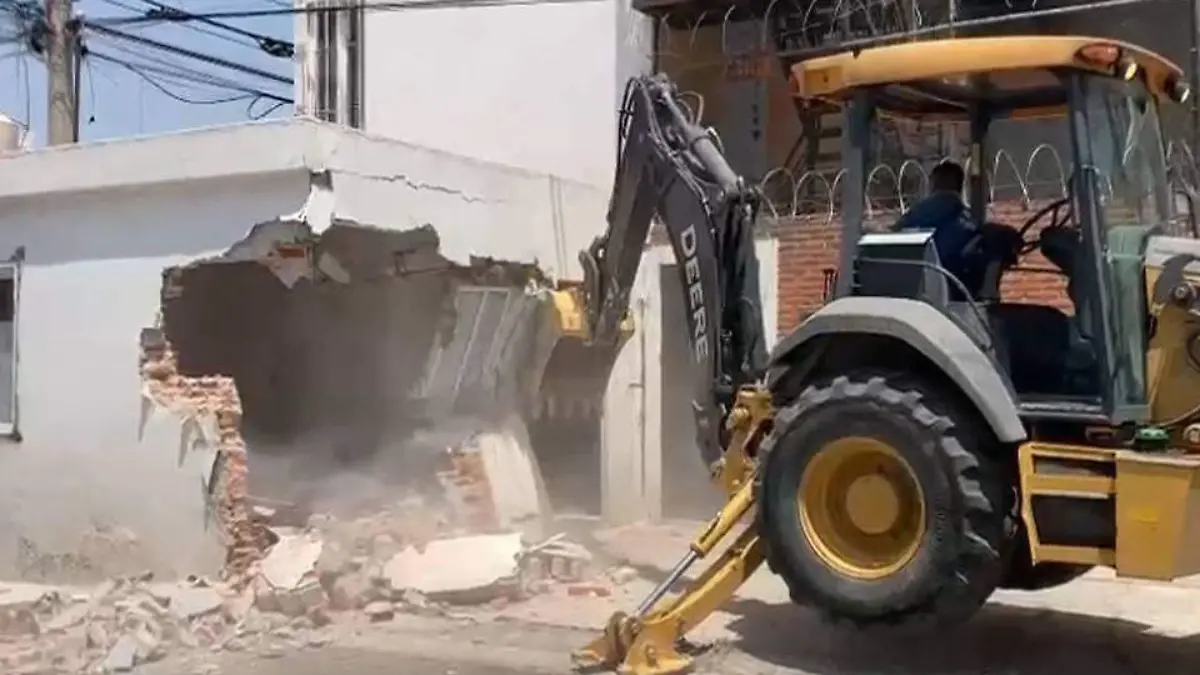 Se demuelen dos construcciones a la semana de "vecinos gandallas" 